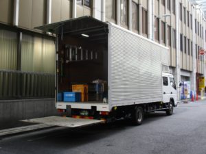 トラックでの運搬